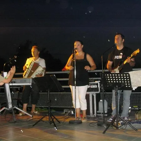 Zecamping 4 Etoiles Chiens Acceptes Tennis Piscine Chauffee 4*