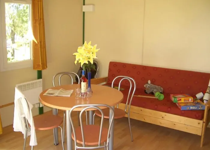 Zecamping 4 Etoiles Chiens Acceptes Tennis Piscine Chauffee خيمة فخمة Salles-Curan