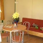 Zecamping 4 Etoiles Chiens Acceptes Tennis Piscine Chauffee ラグジュアリーテント Salles-Curan